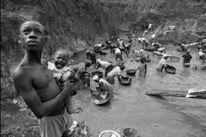 Lisa Kristine com Mercury Water Gold Mine Ghana 615 Images of Modern ...