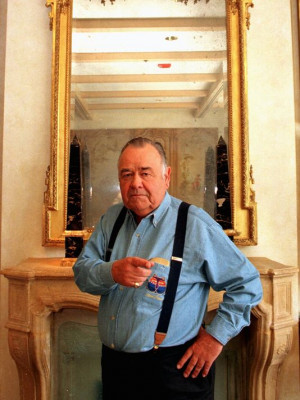Comedian Jonathan Winters poses for t a Beverly Hills hotel on May 6 ...