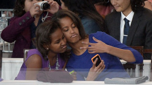Sasha and Malia Obama take a selfie at dad Barack Obama's Presidential ...