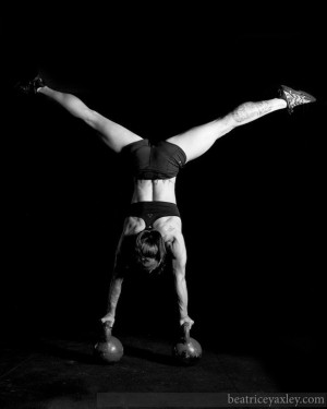 Train balance with gymnastic moves. #balancing #stability #crossfit