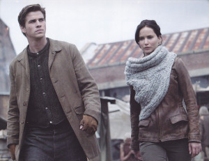 ... GAMES: CATCHING FIRE Pics With Katniss, Peeta, Gale, Cinna & Effie