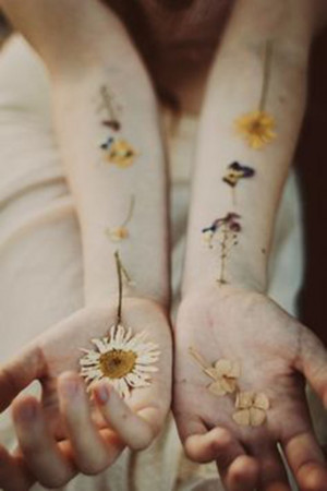 網上流傳了一些教人用真花造成的押花紋身，雖然 ...