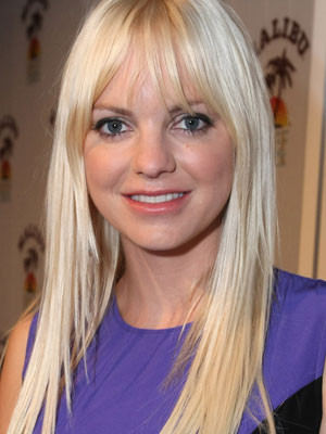 anna faris watch find out how anna faris pranks her mom with sexy mail ...