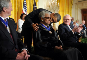 President Barack Obama kisses Maya Angelou after presenting her with ...