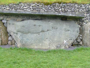 Stone at the back of the mound opposite the entrance stone