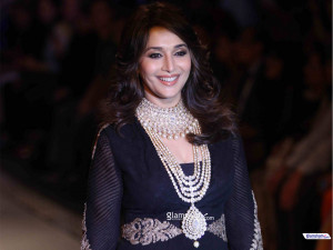 Bollywood celebs sizzle on ramp wallpapers