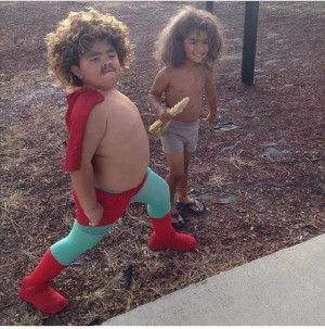 niños disfrazados de nacho libre y esqueleto