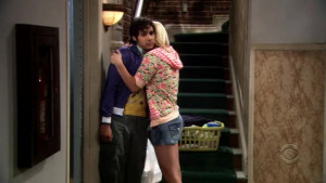 Penny abraza a un nervioso Koothrappali