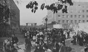 Jews assemble at Umschlagplatz for deporatation