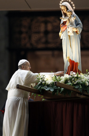 Seek God through his Mother, Pope encourages faithful