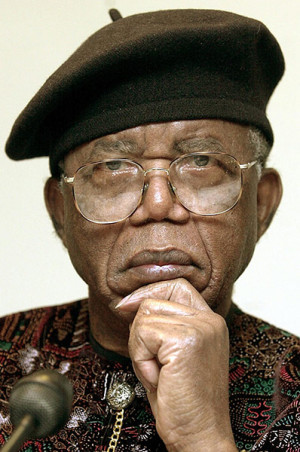 Chinua-Achebe-2002-009.jpg