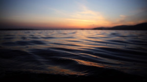 water sunset relaxing evening peaceful 2560x1440 wallpaper