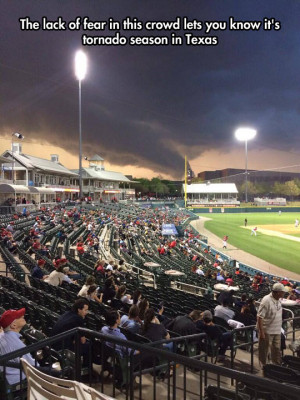 funny-picture-tornado-Texas-baseball-game