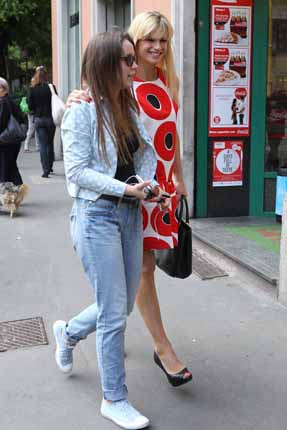 michelle hunziker con un abito premaman di prada stile anni 70 ...