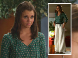 Para cerra el look de Emm en este episodio, usa un vestido corto negro ...