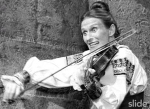 Arrivano due infermieri. La portano via).