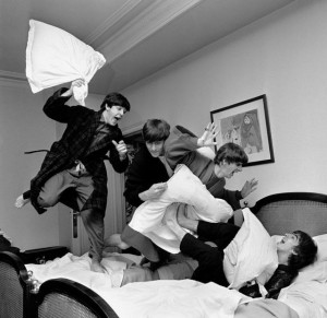 The Beatles en una guerra de almohadas