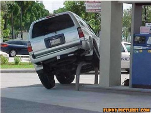 ... net/images/2011/05/02/funny-car-accident-gas-station_130434699742.jpg