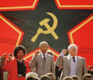 Winnie Mandela (E), Nelson Mandela (C) e Joe Slovo (D)