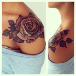 tatouage fleur rose tattoo épaule femme