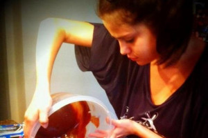 Selena Gomez Backt Kuchen