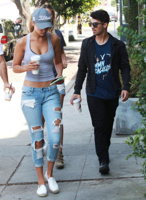 Joe Jonas Picture 315 Joe Jonas and Gigi Hadid Shopping