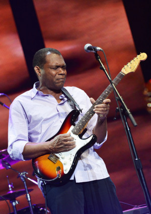 Cray Robert Performs Stage