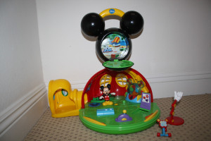 carry along mickey mouse clubhouse comes with mickey helping hand ...