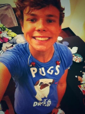 HIS SMILE AND HIS SHIRT Punk Rock, Ashton Girls, 5Sos Cmal, Second ...