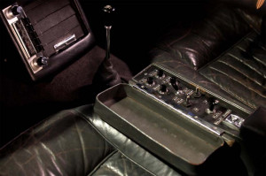 bond sätter på goldfingers rolls royce samt en liten dito som han ...