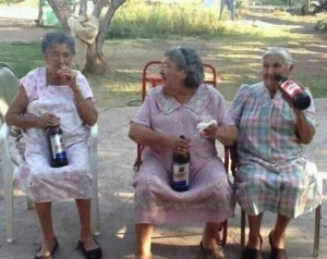 grandmas-beer-drinking-smoking-funny
