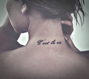 ... würde eine andere Schrift nehmen und das Tattoo etwas höher setzen