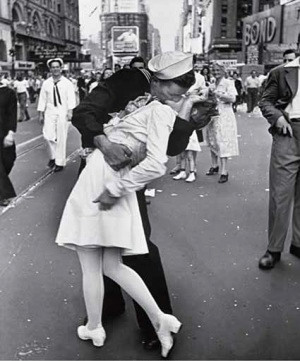 10. V-J Day Kiss Times Square ( 1945 )