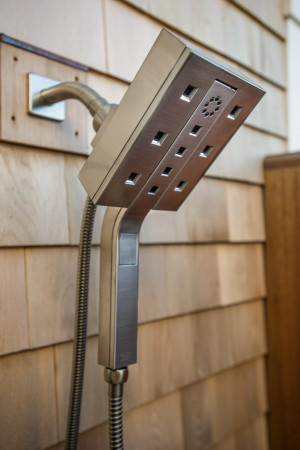 dh2015_outdoor-shower_delta-angular-modern-in2ition-shower_v.jpg.rend ...