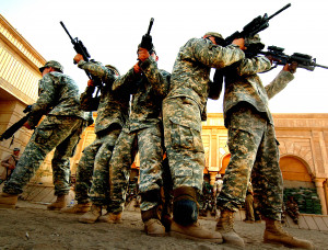 Army Soldiers simulate breaching a house for Iraqi army soldiers ...