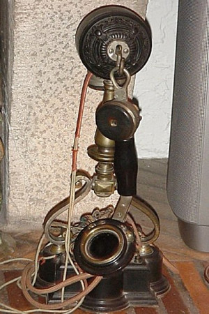 1898 dit le Trèfle, ce téléphone ancien fait 42 cm de haut
