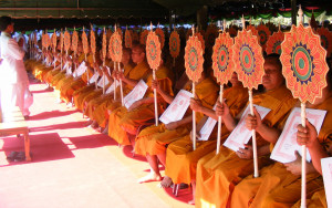 Description Thai Buddhist monk blesses.jpg