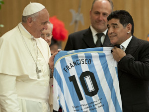 Pope Francis meets Football [Soccer] Legend and Superstar Diego ...