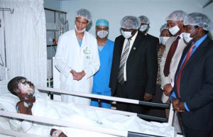 Image: Kenya's President Mwai Kibaki at a hospital