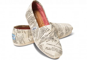 ... TOMS CREAM DICTIONARY QUOTES CLASSICS SANDALS FLATS SHOES SLIP-ON *6.5