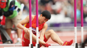 Liu Xiang nurses his right Achilles tendon after falling in the first ...