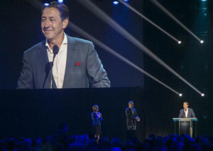 Disney Legend Award honor from Disney CEO Bob Iger, center, at Disney ...