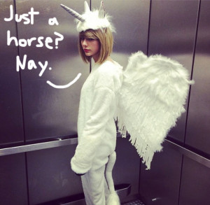 Taylor Swift Shares Her Epic Equine Halloween Costume With The World ...