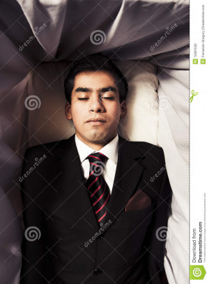 Photo d'un homme mort à l'intérieur de cercueil.