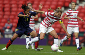 US' Christie Rampone (R) vies with Colum