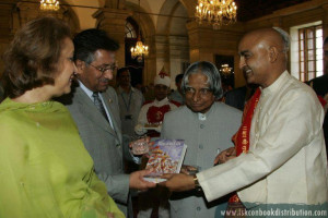 Pervez Musharraf with A P J Abdul Kalam is Being Gifted with Bhagavad ...