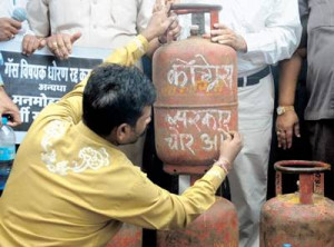 LPG+GAS+CYLINDER+PRICE+HIKE+RISE+FUEL+FUNNY+PICS+PICTURES+JOKES ...