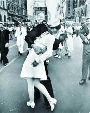 1945年，时年26岁的沙恩与陌生水手的胜利日之吻惊情 ...