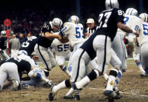 Raiders center Jim Otto (00) blocks Detroit Lions linebacker Mike ...