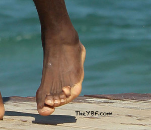 ... Lebron James FEET! Pics of Lebron James Bare FLAT out Ugly Duck Toes